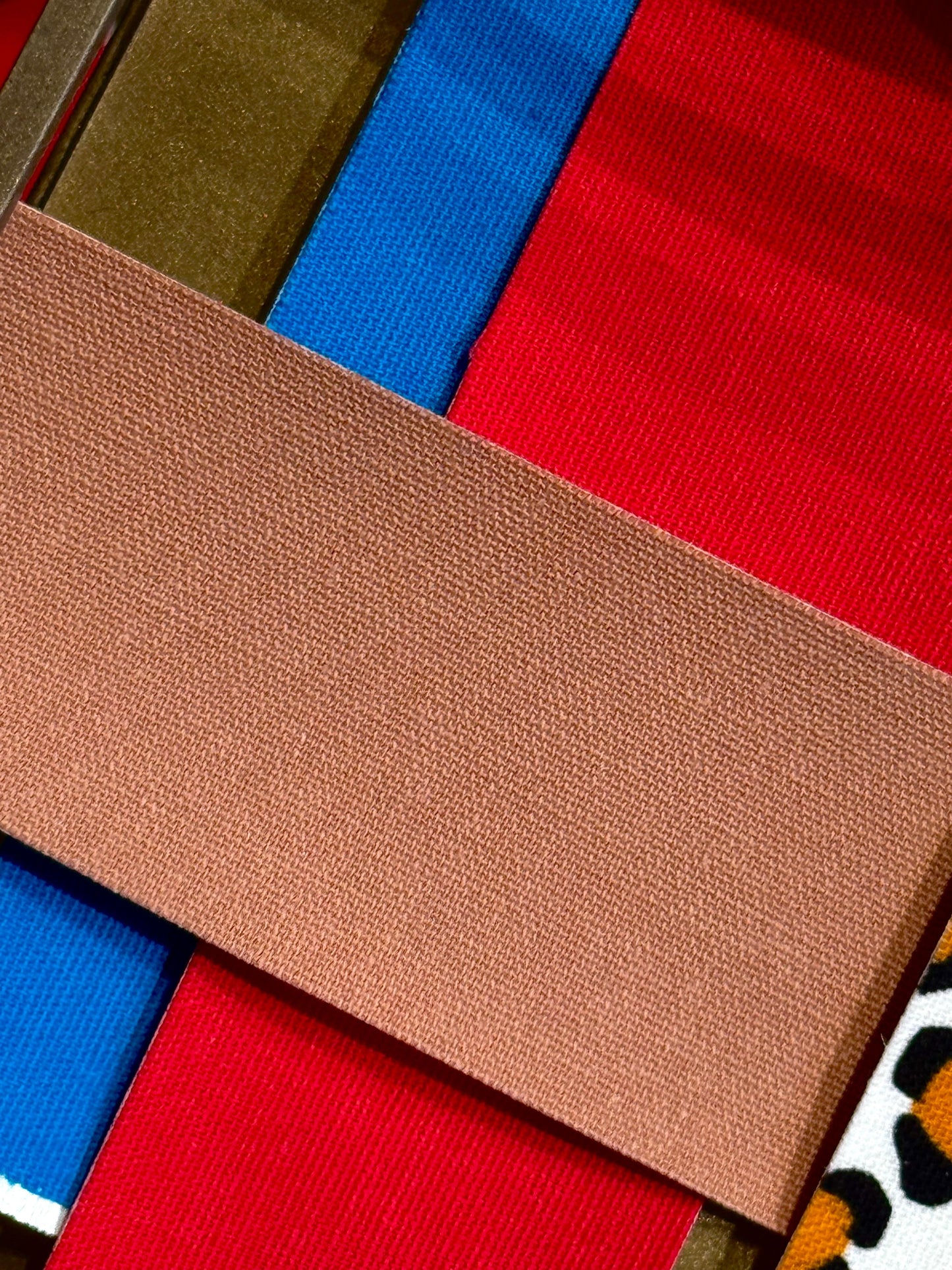 Applicazione face tape neutro su fronte e zigomi

