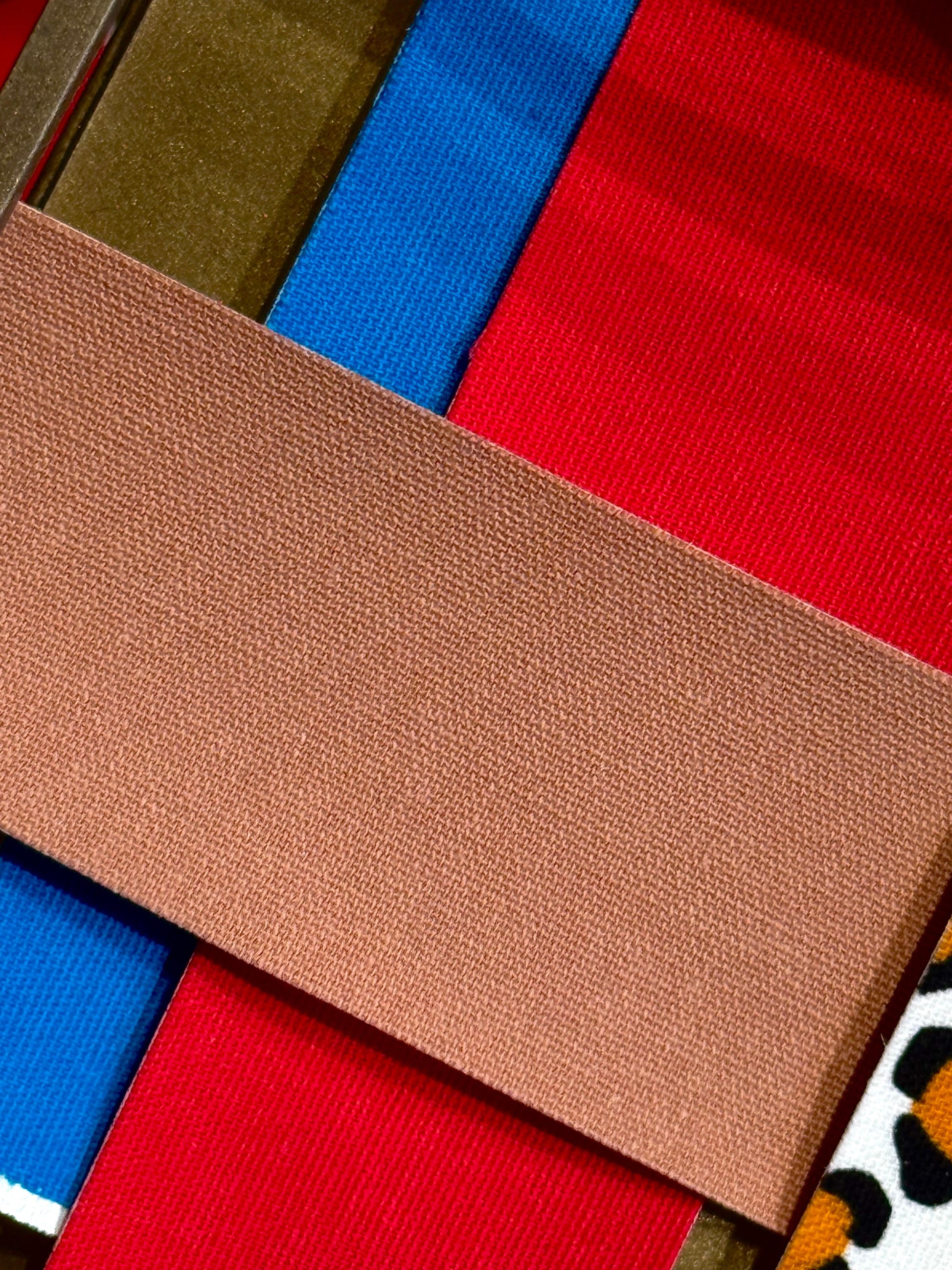 Applicazione face tape neutro su fronte e zigomi

