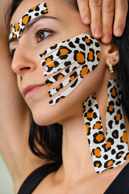 Dettaglio texture face tape viso leopardato in cotone

